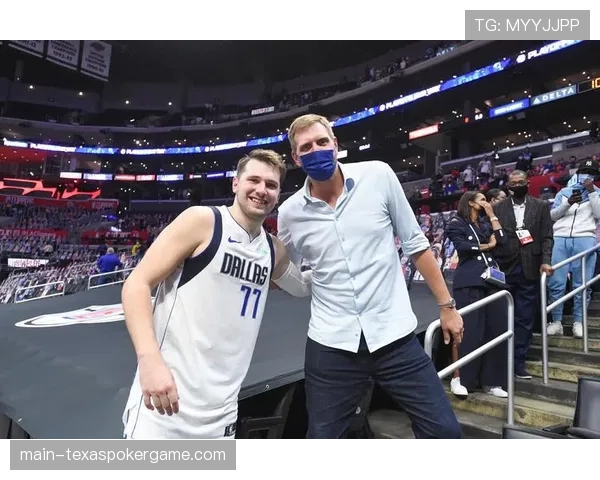 特写：东契奇赛季第20次三双之夜，赛后与场边观战的诺维茨基拥抱致意