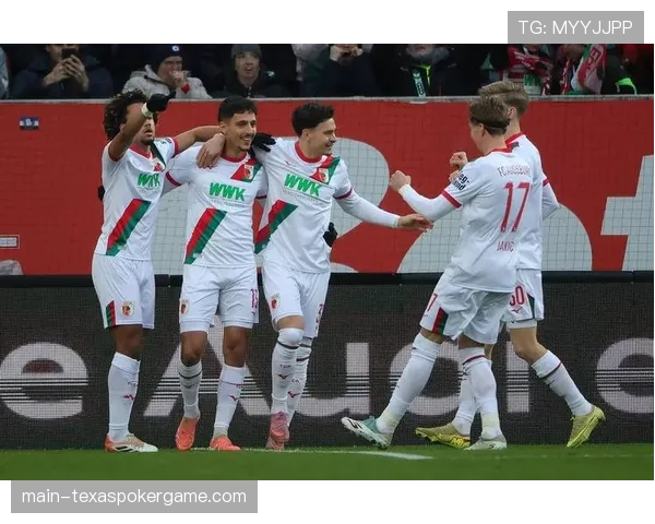 镜头特写：勒沃库森后卫塔普索巴关键门线解围后怒吼鼓舞全队