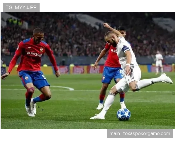 特写：伯恩利边锋奥多伯特突破后传中，皮球击中横梁后弹出