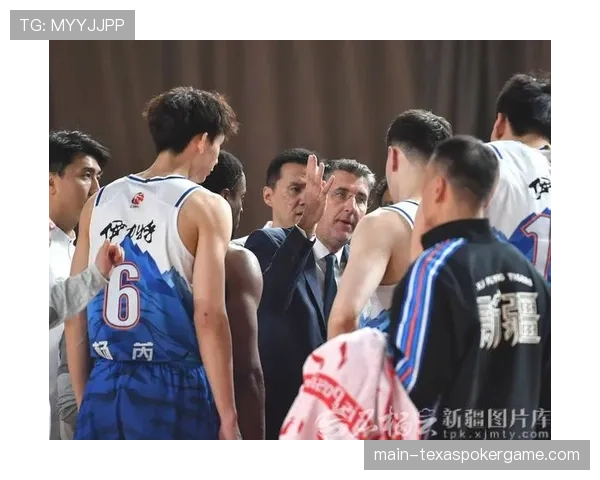 新疆主场球迷高呼“劳道”欢迎回归,受伤队长阿不都沙拉木场边为队友鼓掌 新疆主场球迷高呼“劳道”欢迎回归,受伤队长阿不都沙拉木场边为队友鼓掌